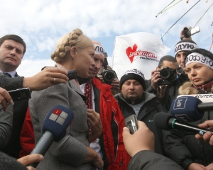 Тимошенко возле ЦИК едва не вручили тыкву