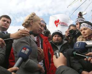 Тимошенко возле ЦИК едва не вручили тыкву