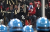 Скажені сербські фанати рвали сітку, кидали петарди та били воротаря