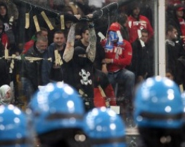 Бешеные сербские фанаты рвали сетку, бросали петарды и били вратаря