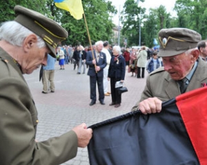Учасники маршу УПА під СБУ кричали "Зека геть!"