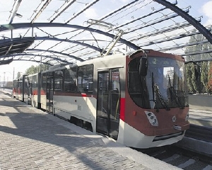 Азаров приказал Попову доделать скоростной трамвай до 1 марта 2011 года