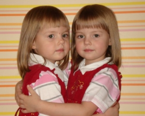 Ученые обнаружили, что близнецы начинают дружить еще в утробе матери