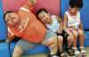 Трехлетнего китайца весом 60 кг боятся принимать в детский сад