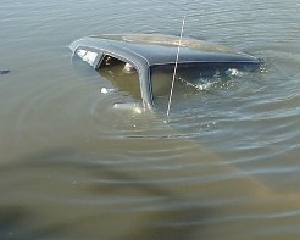 На Запоріжжі на дні водойми знайшли автівку з трьома трупами