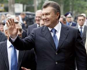 Янукович відкрив шматок дороги, а Азаров пообіцяв міст у Миколаєві
