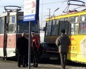 У Луганську 2 трамваї роздавили іномарку 