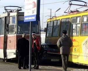 В Луганске 2 трамвая раздавили иномарку 