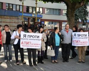 Сотні українців біля Ради просять депутатів дати свободу секонд - хенду