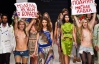 Голые девушки из FEMEN обманули охрану и сорвали модный показ (ФОТО)