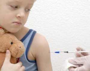Украинцам продолжают делать прививки непроверенным препаратом