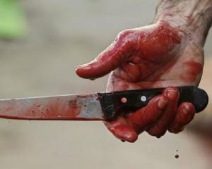 На Луганщині син двома ножами жорстоко пошматував свого батька