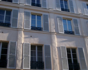Во Франции 11 людей выбросились из окна