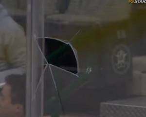 Хоккеист НХЛ броском с центра поля пробил заградительное стекло (ВИДЕО)