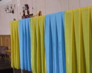 У Донецьку &amp;quot;регіонали&amp;quot; заходять у кабінки і показують, за кого голосувати