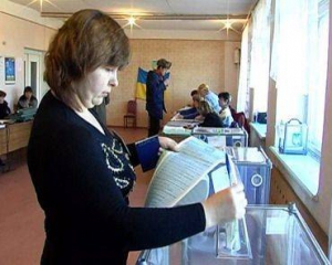 На Хмельниччині жінка обматюкала виборчу комісію і порвала бюлетені