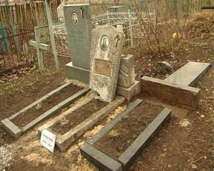 На Вінниччині 13-річні діти розтрощили 7 надгробків