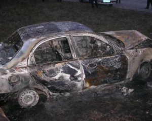 В Ужгороде вместо листьев сожгли автомобиль