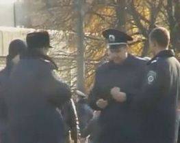 В Харькове уволили милиционера, который играл в &amp;quot;дурака&amp;quot; на мешках с бюллетенями