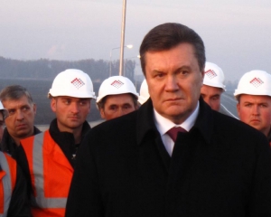 Януковичу советуют идти в поля, чтобы показать любовь к людям