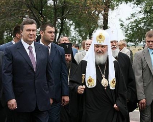 Януковича упрекают большим расположением к Московскому патриархату