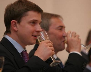 Медведчук замовляє собі 6 стейків, а Довгий залишає до $100 на чай