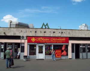 Возле станции метро в Киеве убили мужчину и ранили девушку