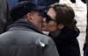 Анжелина Джоли целуется со своим охранником (ФОТО)