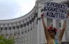 Голая FEMEN требовала от Азарова не насиловать уши украинцев (ФОТО)