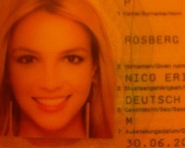 Пілотові Формули-1 в паспорт вклеїли фото Брітні Спірс