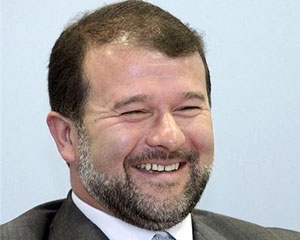 Азаров официально вручил Балоге "самый ценный подарок Кабмина"