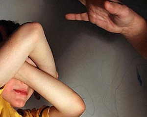 13-летнюю девочку изнасиловали трое взрослых за 600 гривен долга 