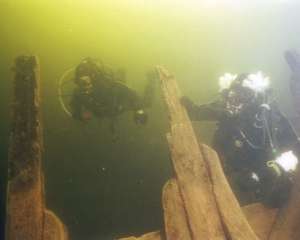 Археологи подняли с днепровского дна 18-метровую казацкую лодку
