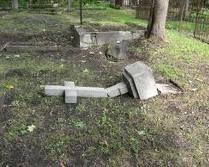 У Бердичеві вандали розтрощили десятки надгробків на кладовищі