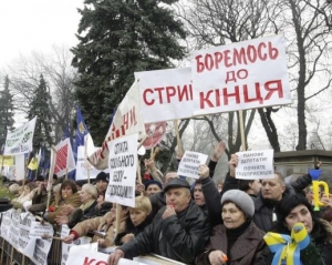 Перевозчики тоже вышли под Раду протестовать против Азарова-Тигипко