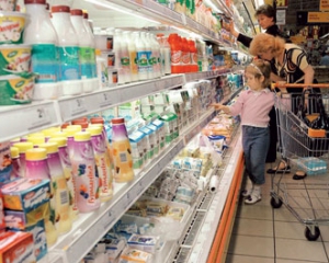 Супермаркети почали знижувати ціни на молочні продукти і м&#039;ясо птиці