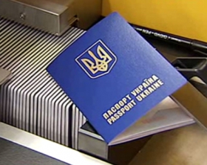 З наступного року українцям видаватимуть біометричні закордонні паспорти