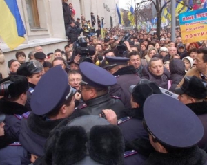 На Майдане митингующие подрались с милицией