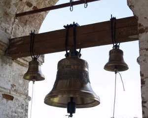 Злодій заховав вкрадені церковні дзвони у тещі