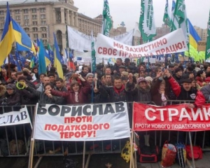 Митингующие требуют роспуска депутатов-паразитов