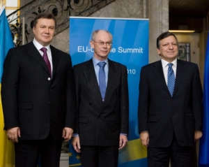 На Януковича едва не упал баннер ЕС
