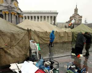 На Майдане осталось меньше сотни людей