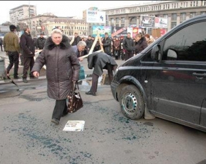 У Дніпропетровську податківцям принесли корито з фекаліями