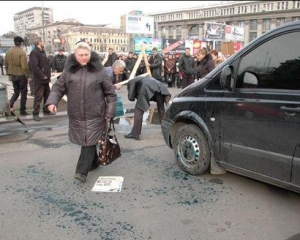 В Днепропетровске налоговикам принесли корыто с фекалиями