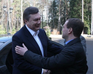 Янукович едет на уже десятое свидание с Медведевым