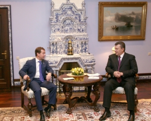 Янукович думает, что они с Медведевым помирят всех 