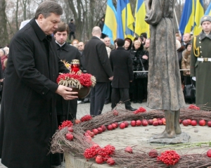 Янукович вшанував жертв Голодомору і прийшов на Майдан до підприємців