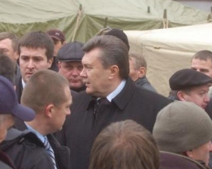 Янукович хочет успокоить Майдан отставками