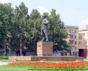В Херсоне забросали краской памятник Ленину