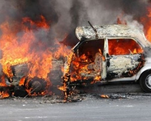 У Києві за ніч облили кислотою і спалили 11 автівок